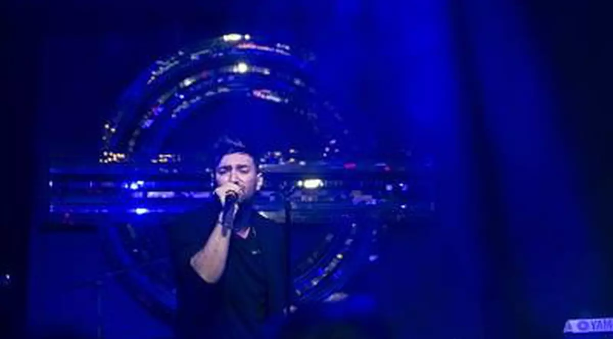 SMILEY ŞI-A SCHIMBAT FREZA. Iată CUM A APĂRUT la o PETRECERE unde "A PLOUAT" CU VEDETE! GALERIE FOTO