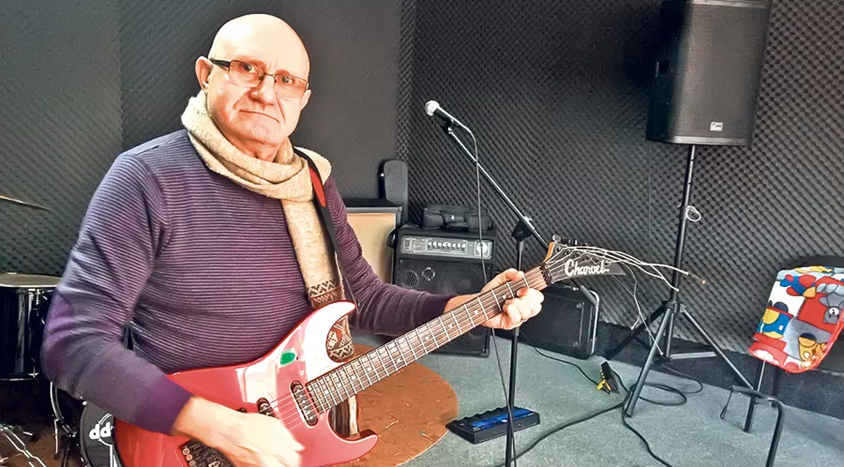 Costi Cămărăşan, fondatorul trupei Compact, este, la cei 63 de ani ai săi, cel mai vârstnic chitarist!