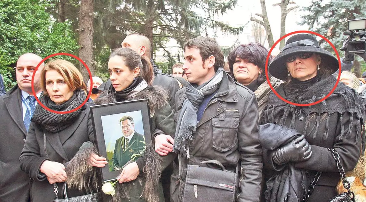 Unite în faţa durerii! Cândva rivale, Valeria Grigore şi Romaniţa Iovan, fostele soţii ale pilotului-erou, au stat una lângă cealaltă, la înmormântarea lui Adrian Iovan