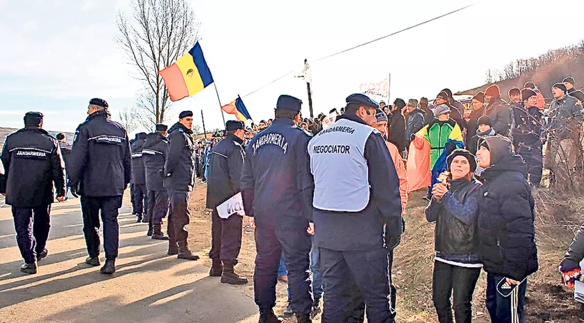 Continuă protestele la Pungeşti! Sătenii au organizat un marş şi au cerut demisia primarului