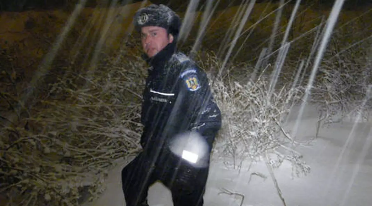 TEROAREA ALBĂ face PRĂPĂD! Jandarmi pompierii şi poliţiştii ajută la deszăpezirea caselor în judeţele Buzău, Vrancea şi Brăila