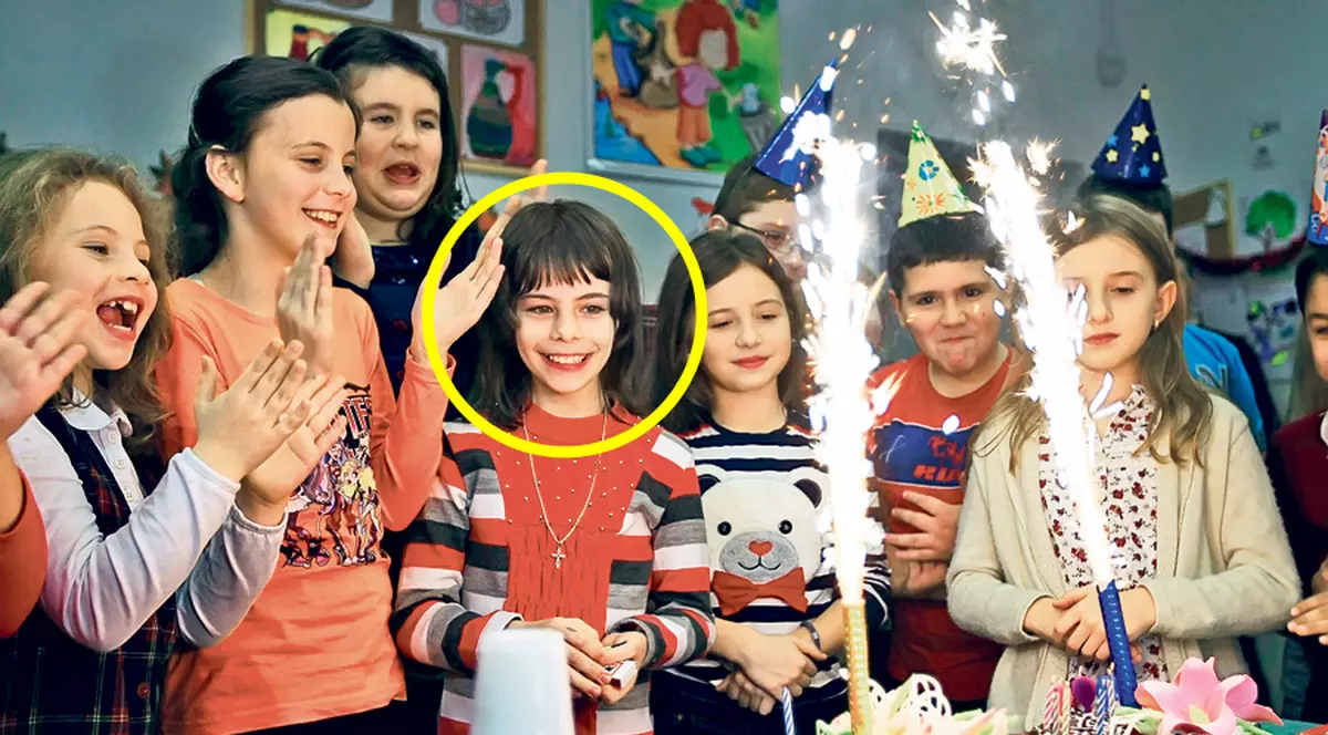 Adriana Iliescu, «mama-record», i-a organizat ieri fiicei sale, Eliza, o superpetrecere. Uite cum arată micuţa la 9 ani!