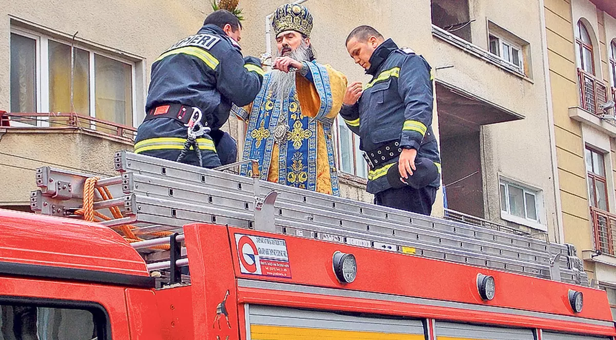 Au stins incendiul cu agheasmă