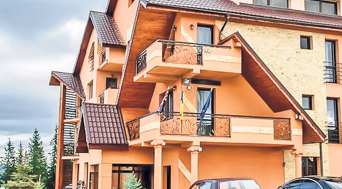 MANELE și MITOCĂNIE în meniul de Revelion! TURIȘTI, BĂTUȚI DE PATRONUL PENSIUNII în care s-au CAZAT