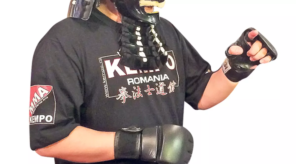 E Darth Vader? Nu, e Marcel Pavel. Vezi de ce e costumat aşa!