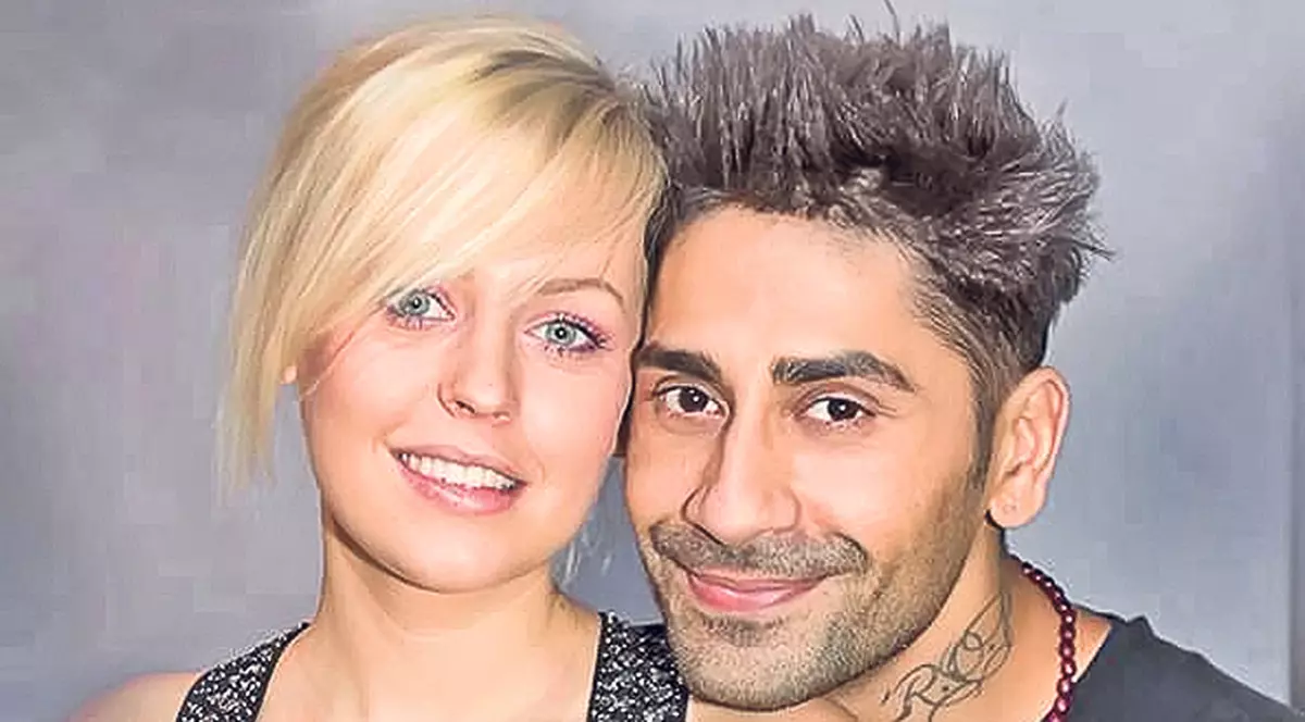 Connect-R dă o grămadă de bani ca să mai stea cu fetele lui în spital