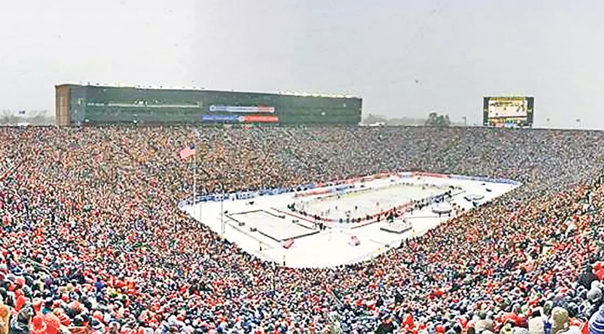 S-au uitat cu binoclul după puc! 105.591 de spectatori au asistat, miercuri, la meciul Detroit - Toronto (2-3) din Liga Nord-Americană de Hochei (NHL)