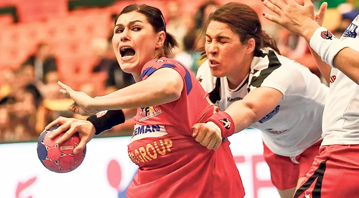 În familia handbalistei Oana Manea nu numai sportul e la putere! Fratele ei e hair-stylist