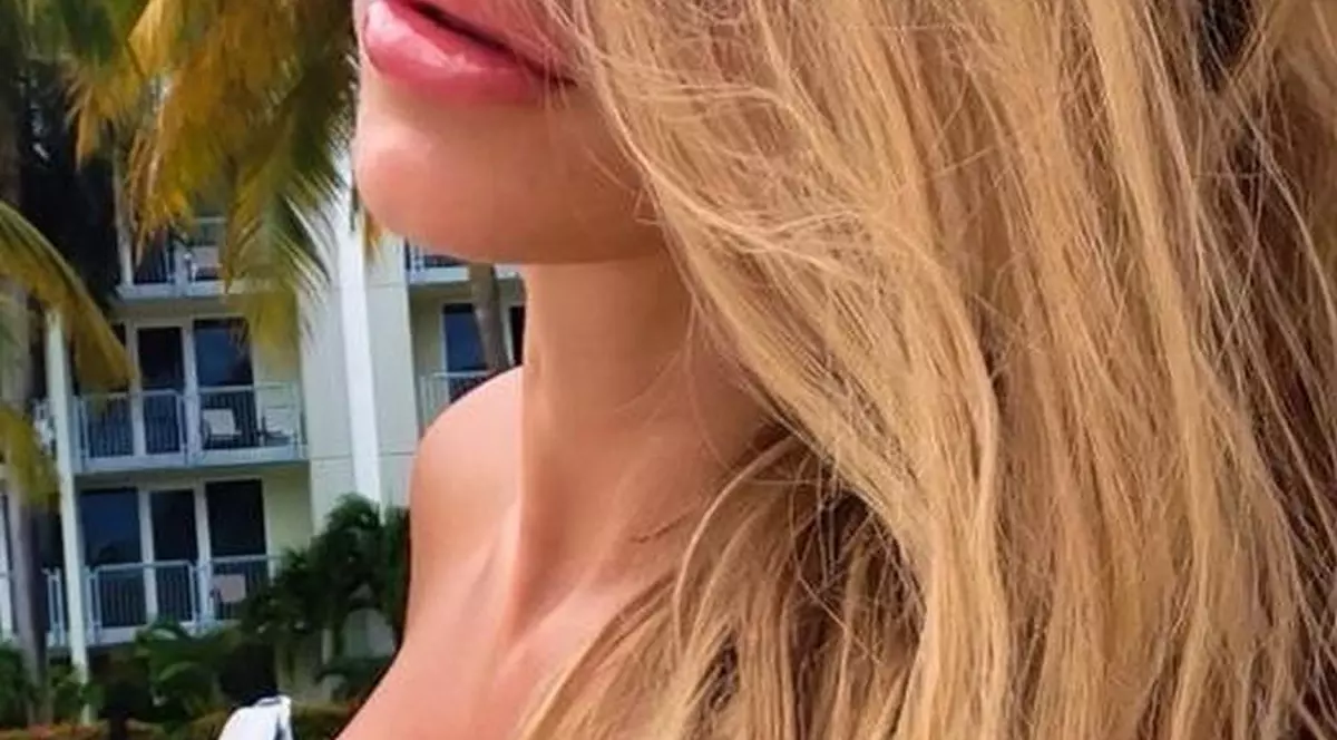 DECOLTEU A LA ANDA ADAM! TE CHINUIEŞTE, TE ZĂPĂCEŞTE, CU BUSTUL EI TE AMEŢEŞTE!