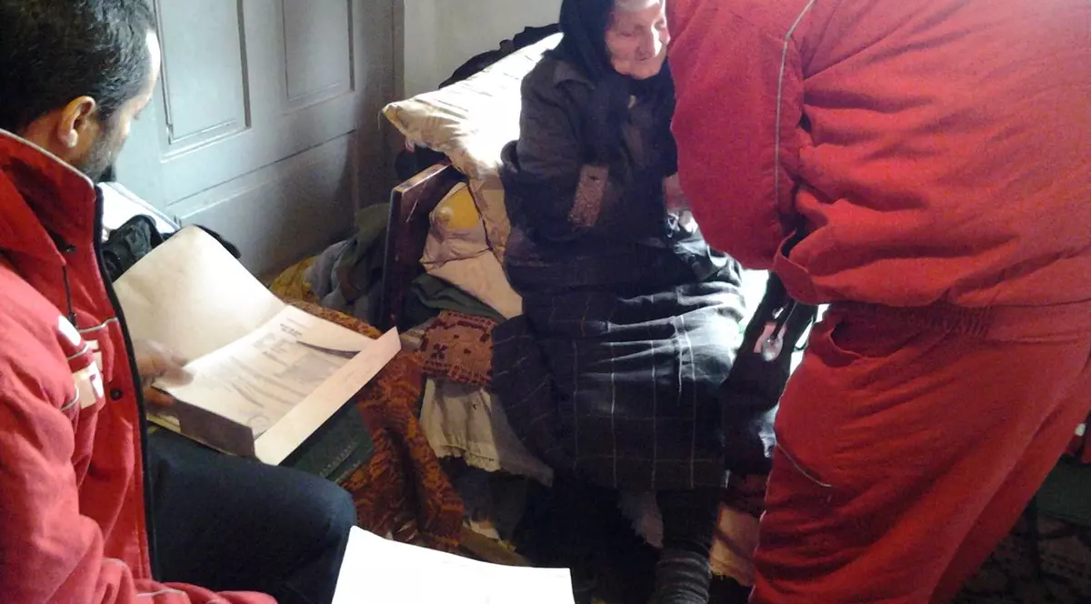 Doi bătrâni, salvaţi în ultimul moment | FOTO