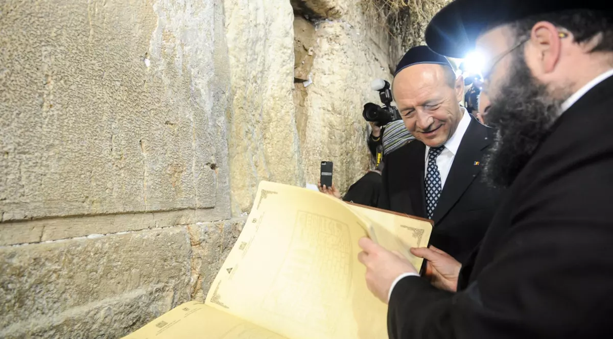 Traian Băsescu şi-a pus o dorinţă la Zidul Plângerii în Israel
