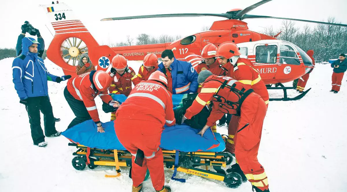 Salvaţi din iadul alb | Peste 800 de oameni, prizonieri ai zăpezii, au fost scoşi din nămeţi de pompieri, jandarmi şi poliţişti