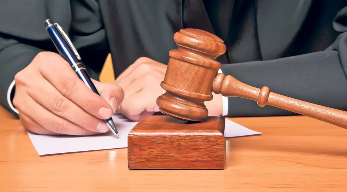 Războiul clauzelor abuzive, în instanţă! Protecţia Consumatorilor are 10 procese cu băncile pentru clauzele din contractele de credit