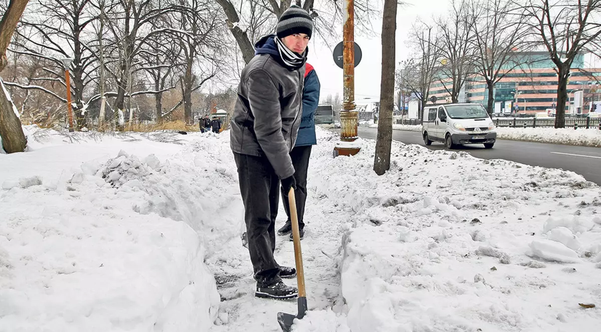 Jos pălăria! Student de 10 la lopată! Un tânăr din Roman a pornit un protest inedit în Capitală