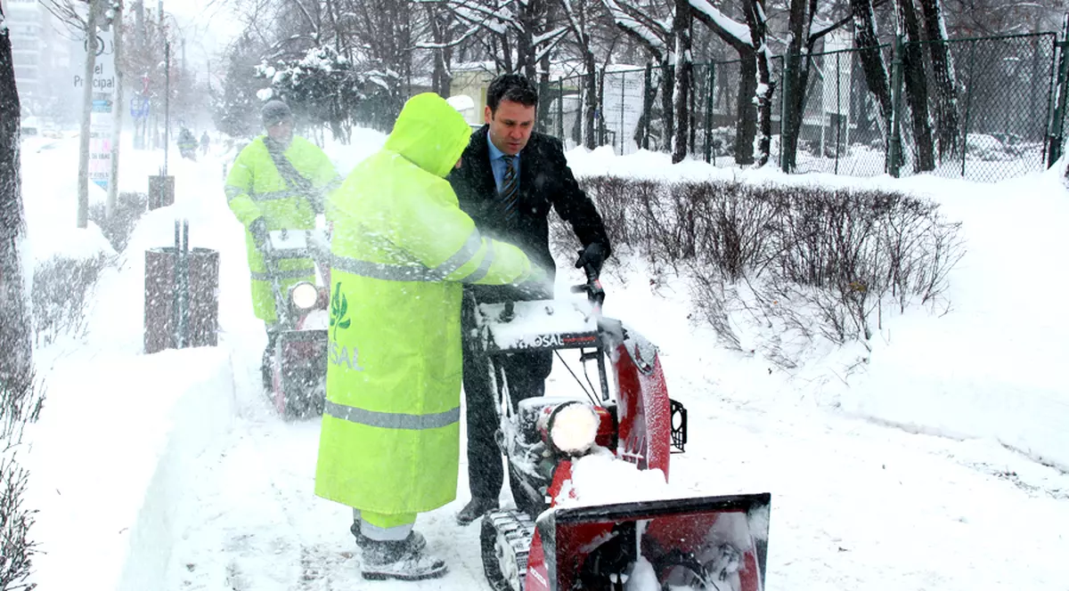 Primarul Robert Negoiţă a deszăpezit trotuarele | FOTO