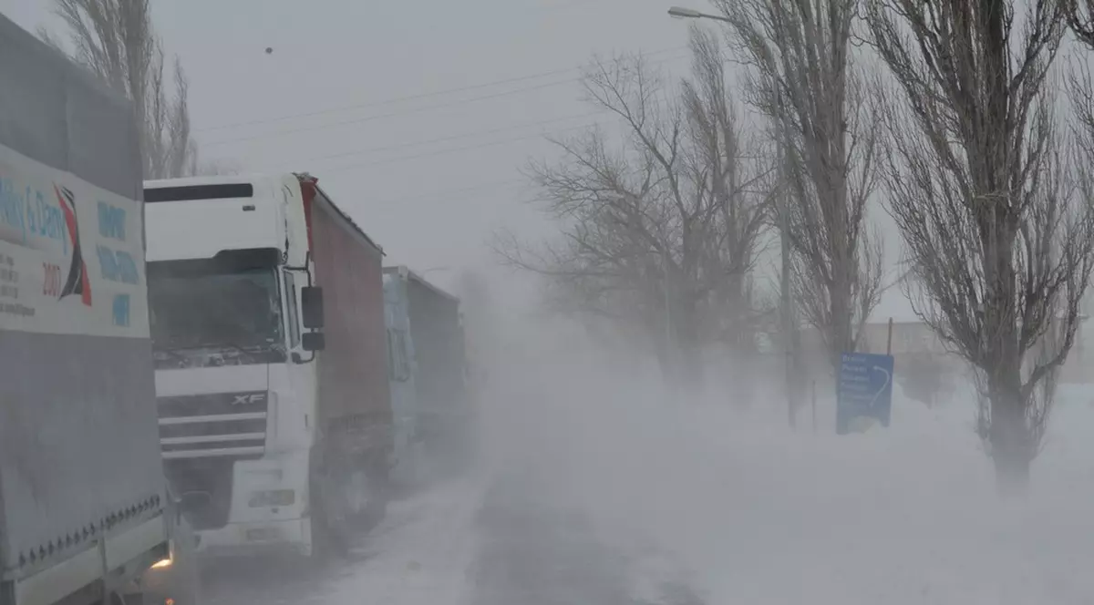 COD ROŞU ÎN BUZĂU! Drumurile sunt închise, iar şoferii, traşi pe dreapta | FOTO