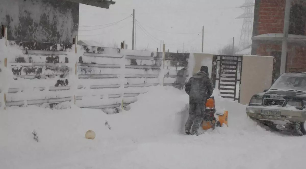 Gestul EXTREM făcut de un focşănean exasperat că autorităţile nu curăţă zăpada de pe străzi | FOTO