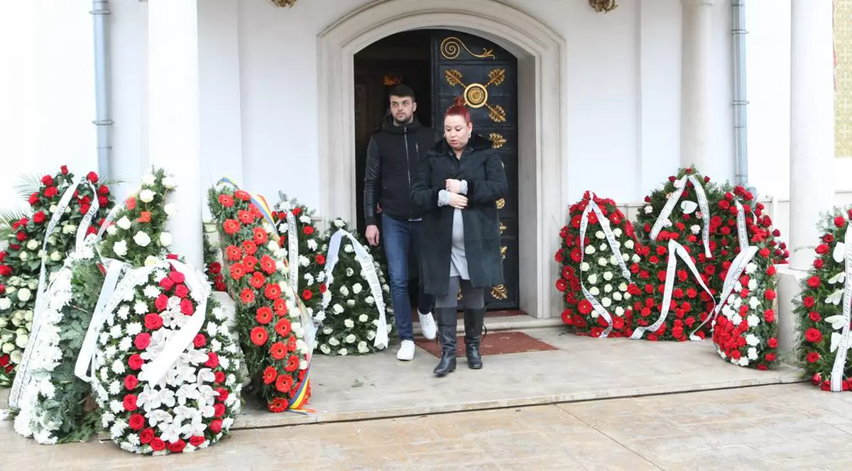 Vedetele nu l-au uitat pe marele pilot. Oana Roman şi Roxana Ciuhulescu i-au adus un ultim omagiu lui Adrian Iovan | FOTO