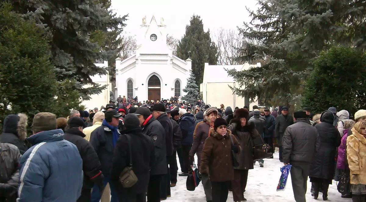 AŞTEPTAT CA UN EROU! Sute de oameni STAU ÎN FRIG pentru a-l conduce pe ADRIAN IOVAN pe ULTIMUL DRUM | FOTO EXCLUSIVE