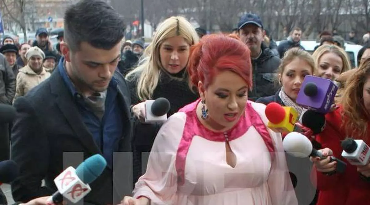 Uite ce spune Iulia Albu despre rochia purtată de Oana Roman la cununia civilă! 