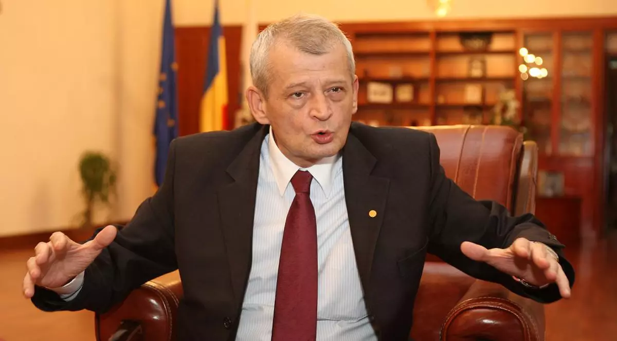 Primarul Sorin Oprescu le recomandă bucureştenilor nemulţumiţi de zăpadă «să se plângă mai puţin» 