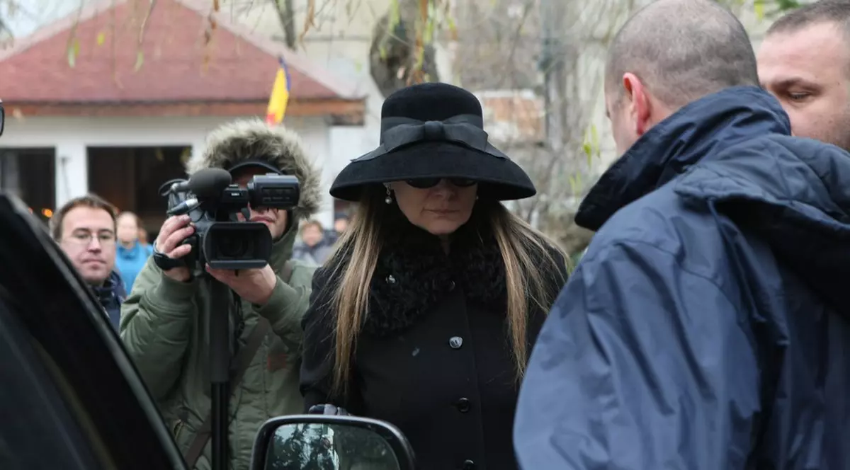 Romaniţa Iovan a ajuns la capela unde este depus trupul fostului soţ! | FOTO