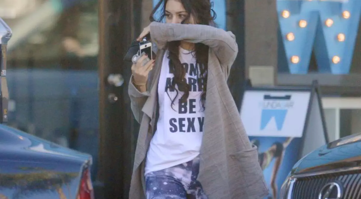 UPS! Divă de la Hollywood fotografiată de paparazzi în timp ce se ştergea la nas cu mâneca