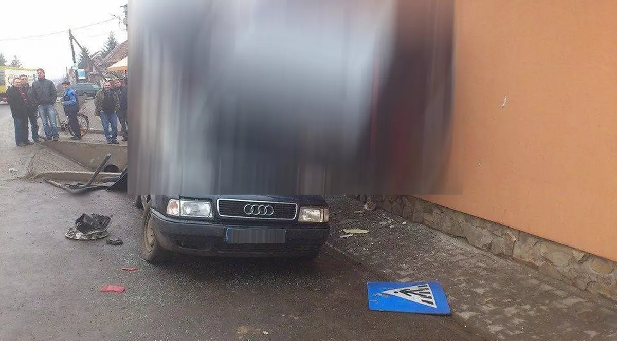 INCREDIBIL Culmea accidentului, la Târgu-Mureş! A intrat cu maşina pe fereastră! FOTO