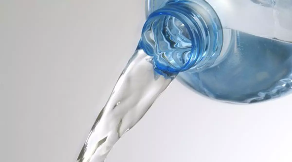 ONU: Jumătate din vânzările de apă îmbuteliată ar fi suficientă pentru a furniza apă potabilă tuturor oamenilor de pe Pământ