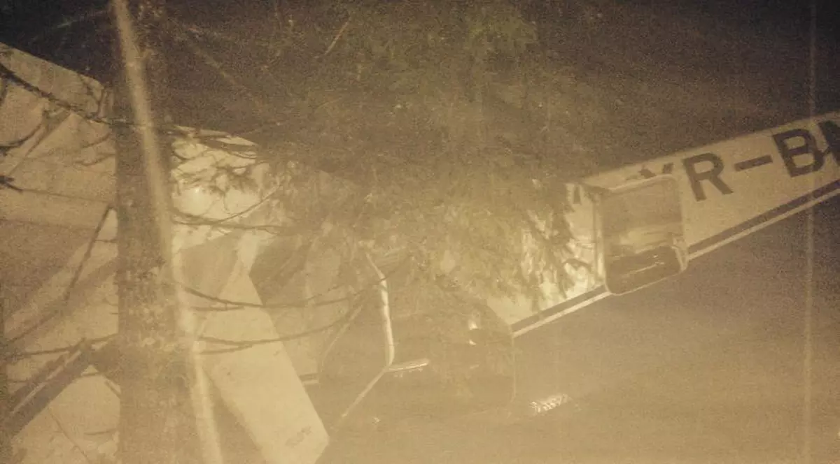 Localnicii şi preotul comunei Horea duc o cruce la locul accidentului aviatic