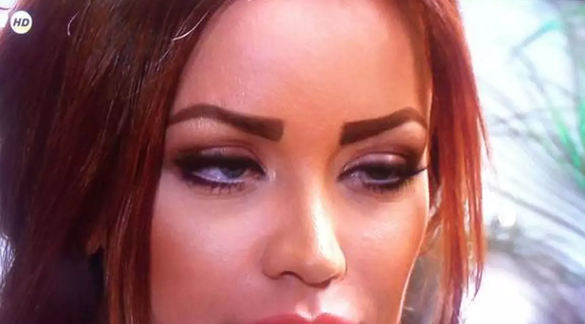 Cine să o mai înţeleagă? Drăguşanca acu' PLÂNGE, acu' RÂDE CU GURA PÂNĂ LA URECHI!