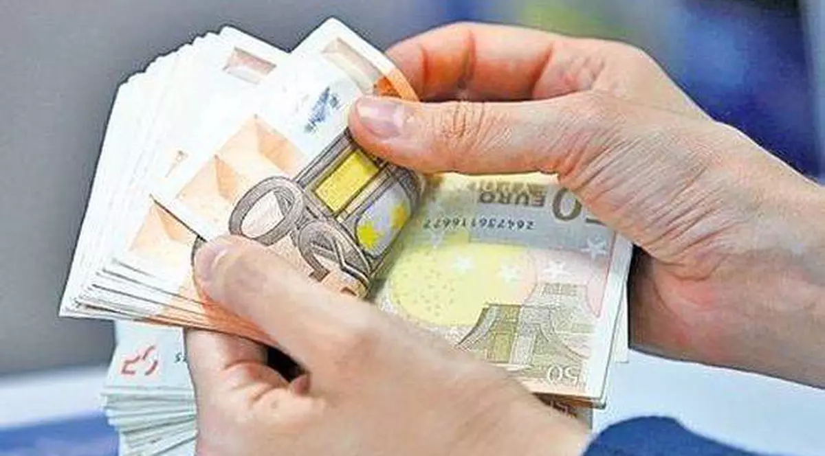 Aberații birocratice! O văduvă vrea să închidă un credit prin darea în plată, dar banca îi cere acordul soţului decedat!