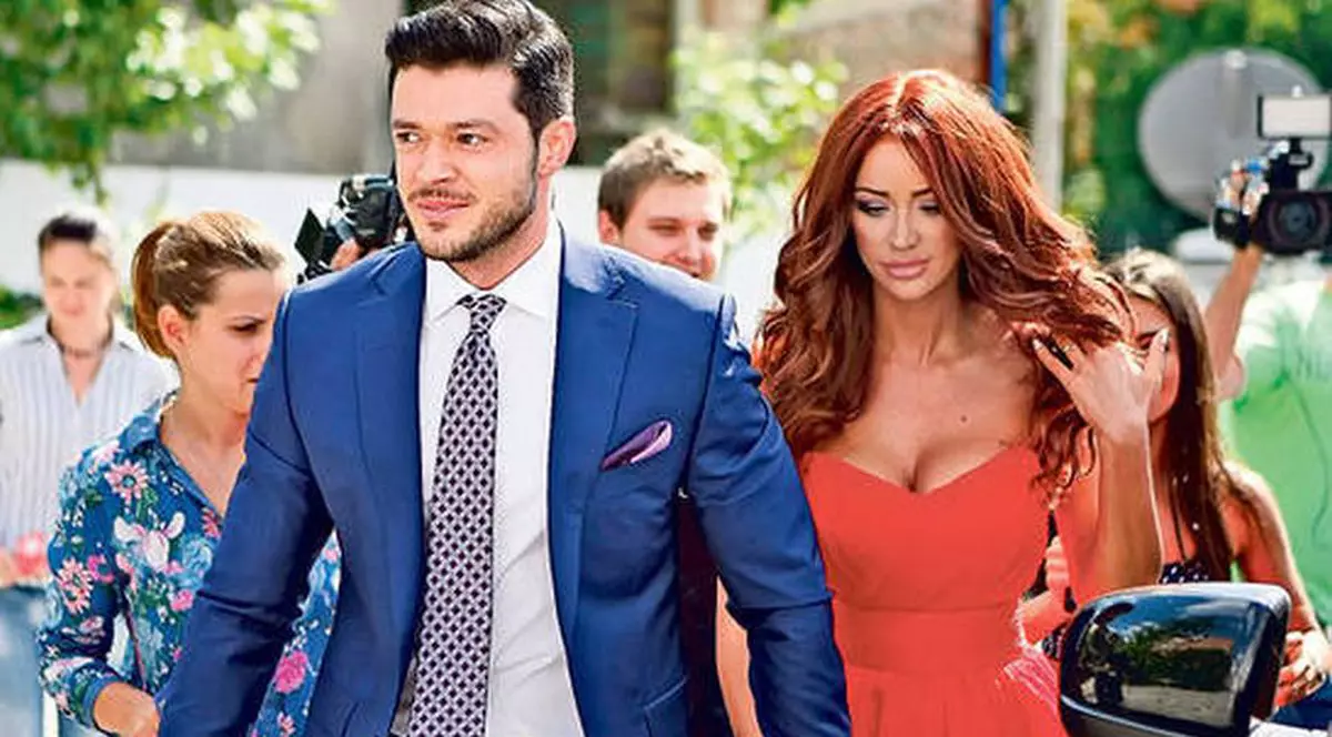 Un prieten ARUNCĂ SĂGEŢI: "Nu ştiu CE L-A APUCAT pe Victor s-o ia PE ASTA de nevastă!"