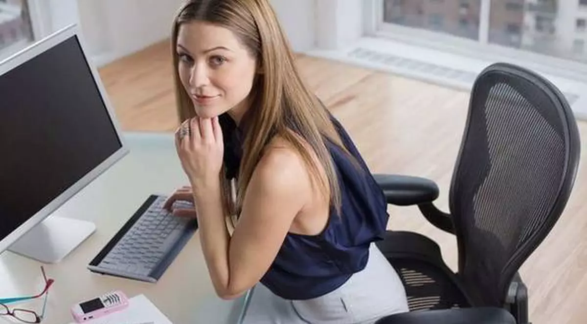 Îţi este somn şi îţi vine să cazi pe birou? Vezi care sunt cele mai bune metode pentru a nu adormi la muncă