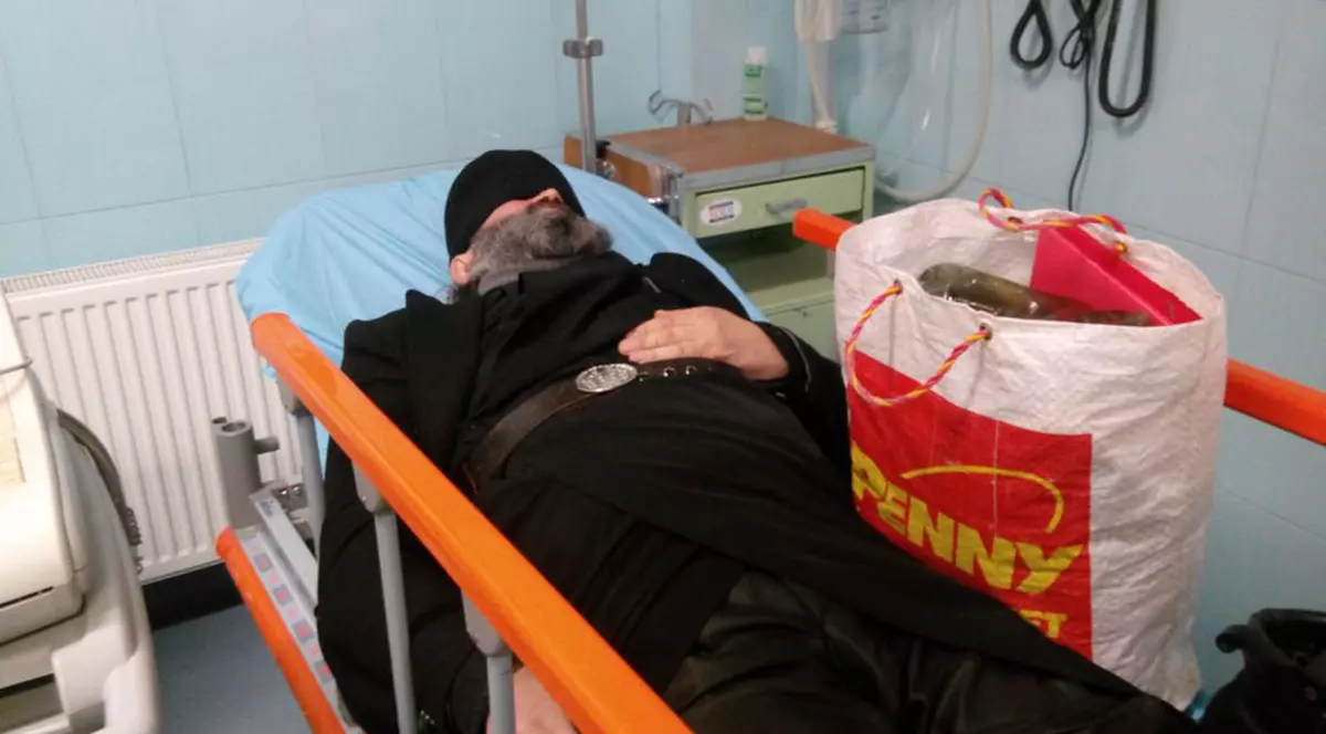 Un călugăr mort de beat şi-a rupt piciorul pe gheaţă şi a adormit ca un prunc la Urgenţe