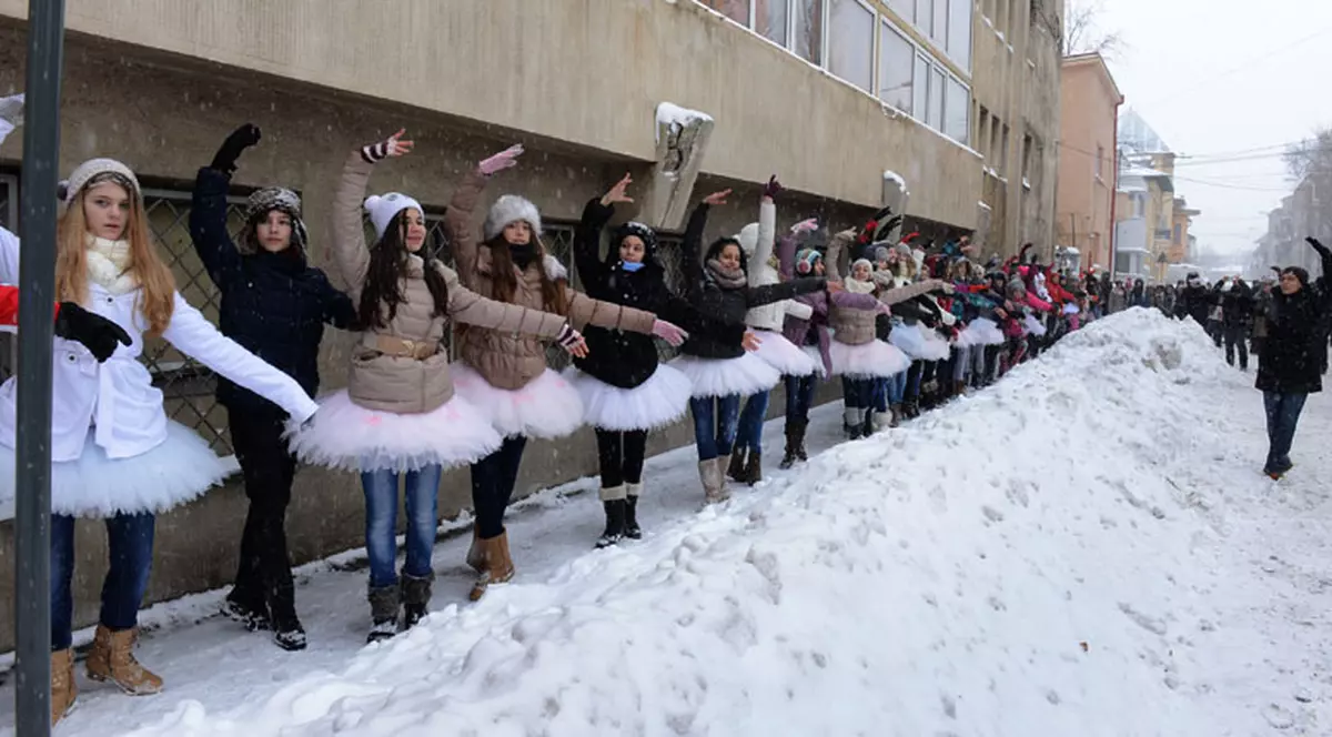 IMAGINEA ZILEI! Protest ÎN POANTE la -5 grade! Elevele de la "Floria Capsali" AU ÎNDURAT GERUL pentru SALVAREA liceului