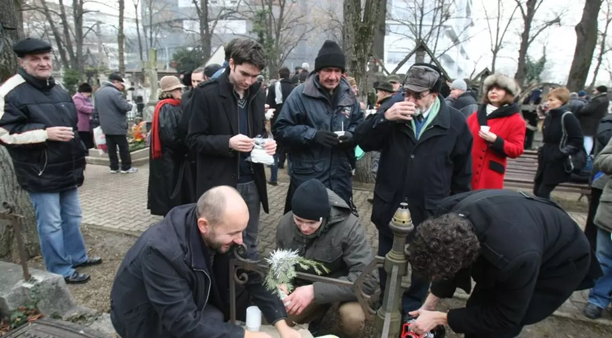 EMINESCU, în continuare în SUFLETELE NOASTRE. Zeci de oameni au venit astăzi la MORMÂNTUL POETULUI