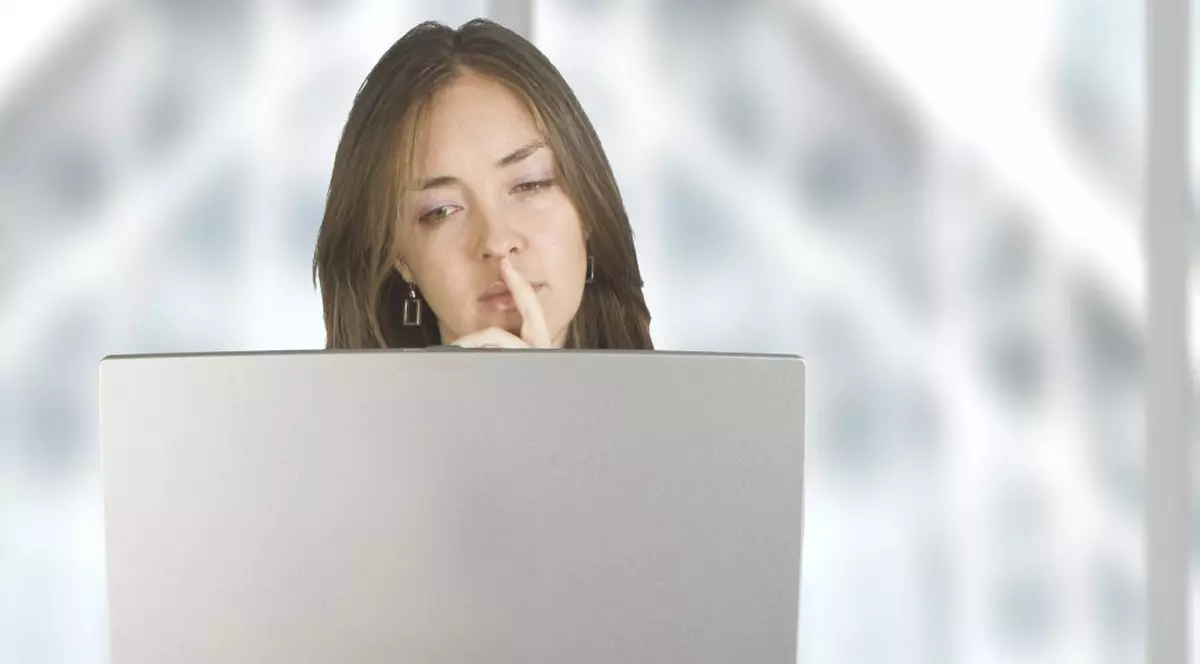 Le seducea pe internet, apoi le lăsa fără bani! Escroc prins în flagrant de poliţiştii din Capitală 