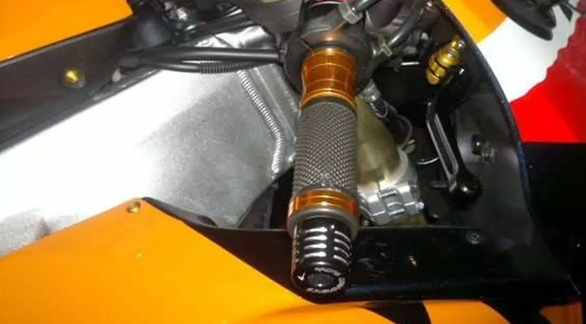 A lăsat internetul cu gura cascată! Uite unde şi-a parcat motocicleta un bucureştean | FOTO