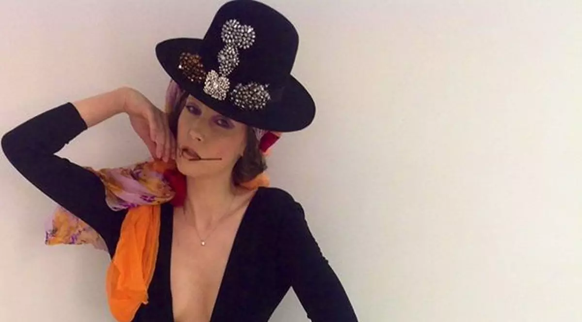 IULIA ALBU A DAT DE PĂMÂNT CU DRĂGUŞANCA! "NUMAI PIŢIPOANCELE ÎŞI FAC POZĂ ÎN OGLINDĂ, LA BAIE!"