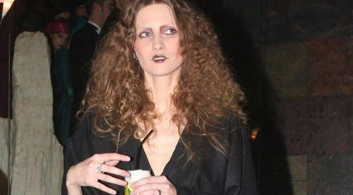 "E mai bine decât cu cârpele de şters praful cu care se îmbrăca până acum"! Iulia Albu o face praf pe una dintre cele mai iubite actriţe!!