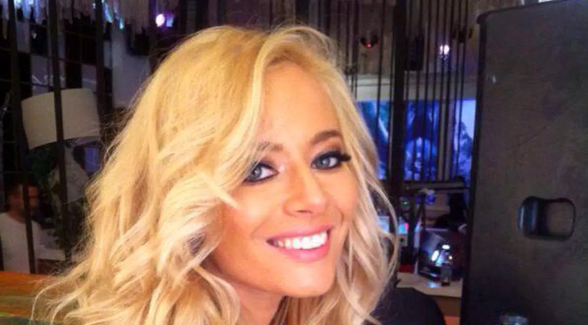 Laura Cosoi S-A CHINUIT DIN GREU SĂ PUNĂ MÂNA PE O ÎNGHEȚATĂ! Uite ce farse i-a făcut un vânzător | VIDEO