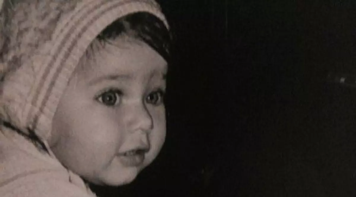 Această copilă dulce A DEVENIT UNA DINTRE CELE MAI FRUMOASE VEDETE DE LA NOI şi a împlinit ieri 32 de ani! Ghiceşti cine este? | FOTO