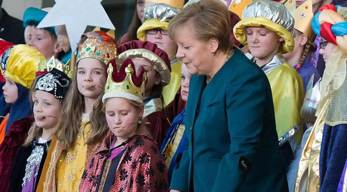 PRIMELE IMAGINI cu Angela Merkel, după ACCIDENTUL SUFERIT la SCHI! CANCELARUL GERMANIEI, în CÂRJE! FOTO