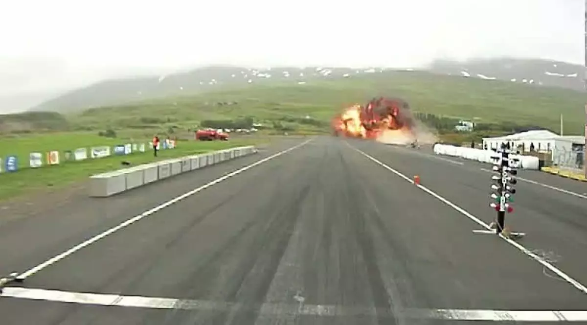 Filmul unei tragedii! Un avion de mici dimensiuni s-a prăbuşit la aterizare | VIDEO ŞOCANT