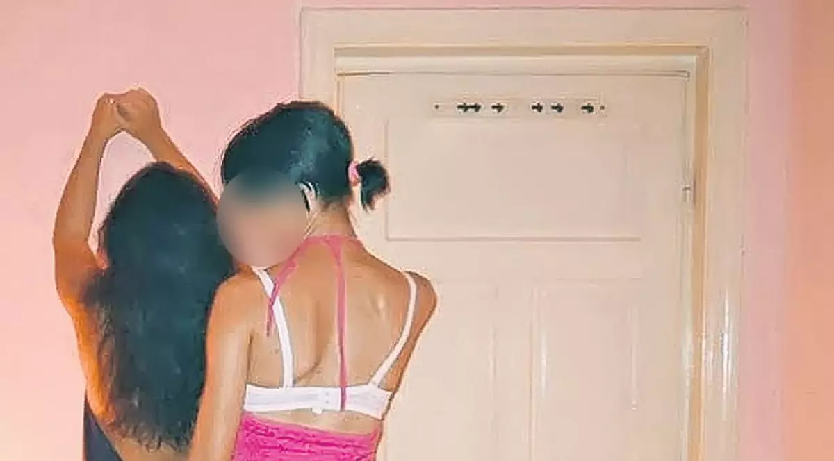 Un poliţist, un jandarm şi o profesoară, acuzaţi de proxenetism