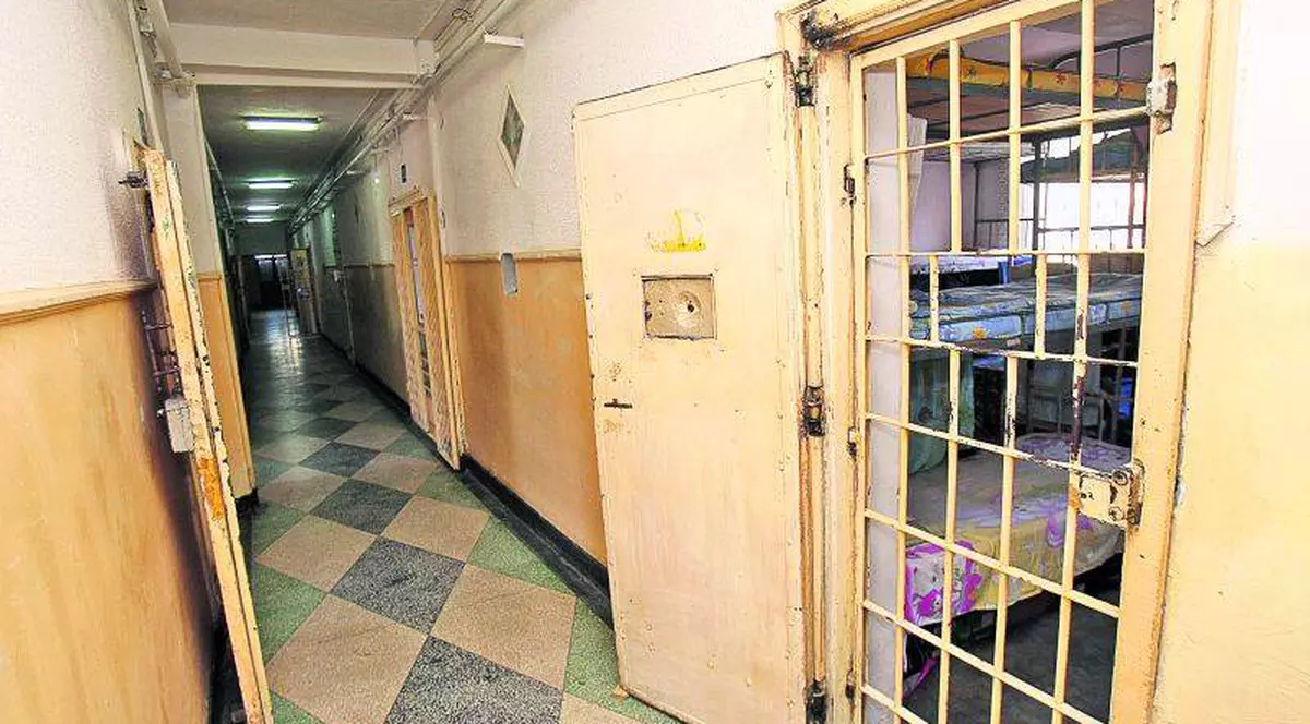 Un şef din Poliţia Buzău a ajutat un condamnat să iasă din puşcărie pentru a merge la petreceri şi la frizer