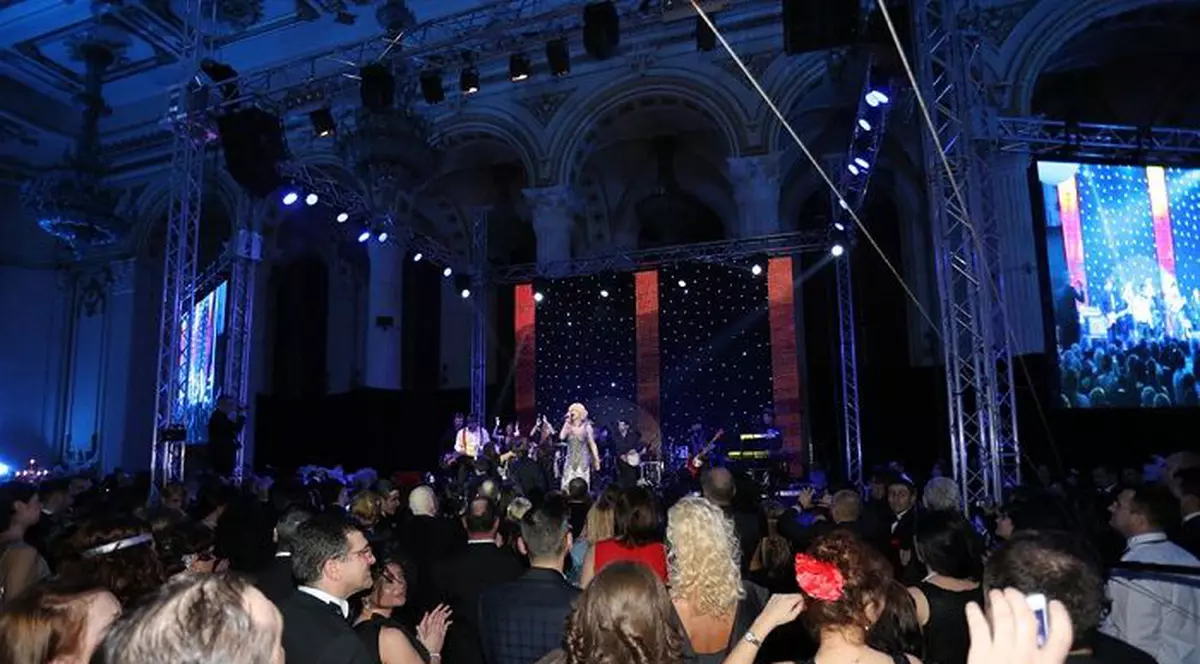 INCREDIBIL! Există deja cereri pentru Revelionul 2015 de la Palatul Parlamentului!