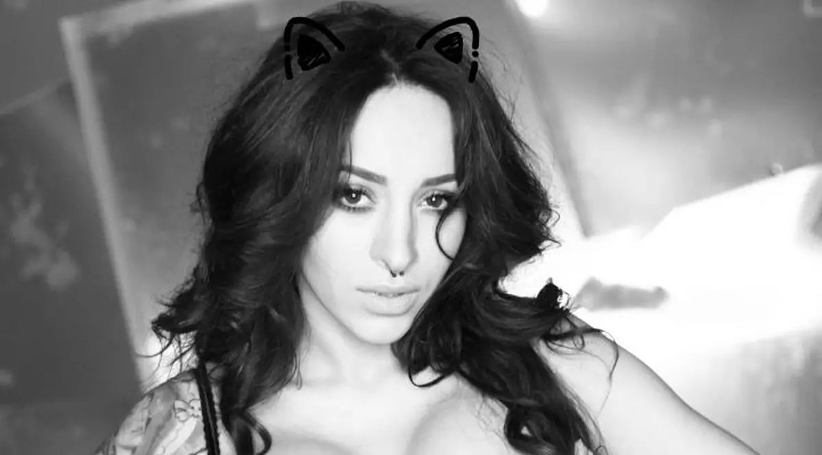 RUBY ŞI-A SPERIAT FANII! Uite cât de umflată s-a trezit de dimineaţă | FOTO ÎN ARTICOL