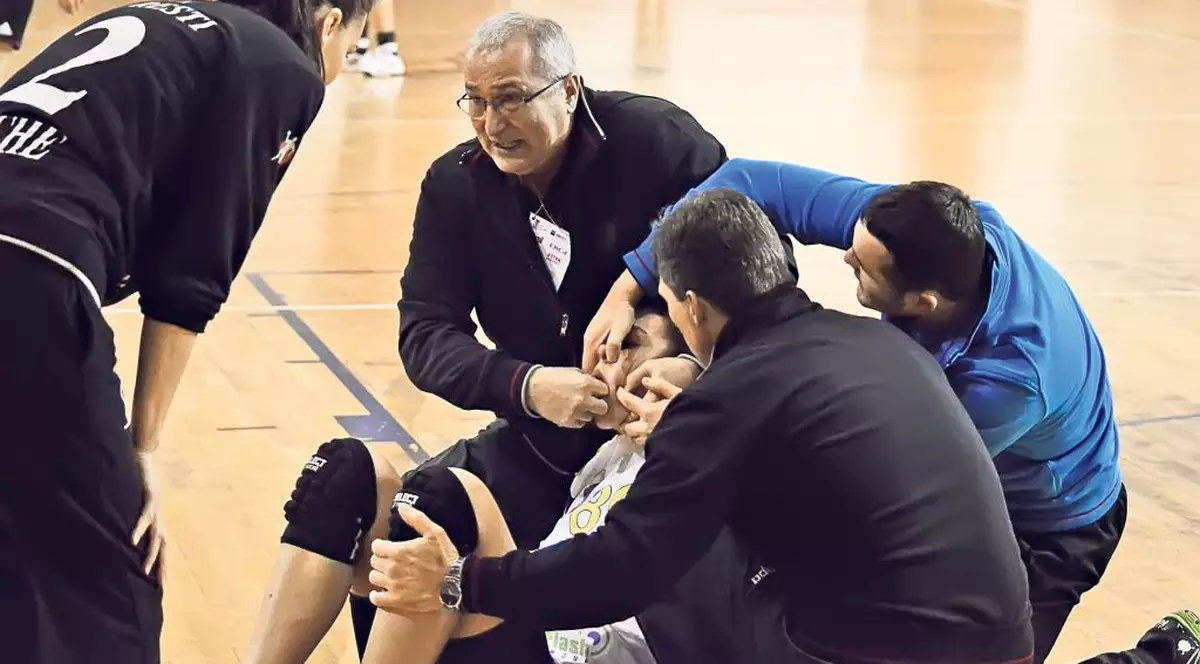 Era să-şi înghită limba!